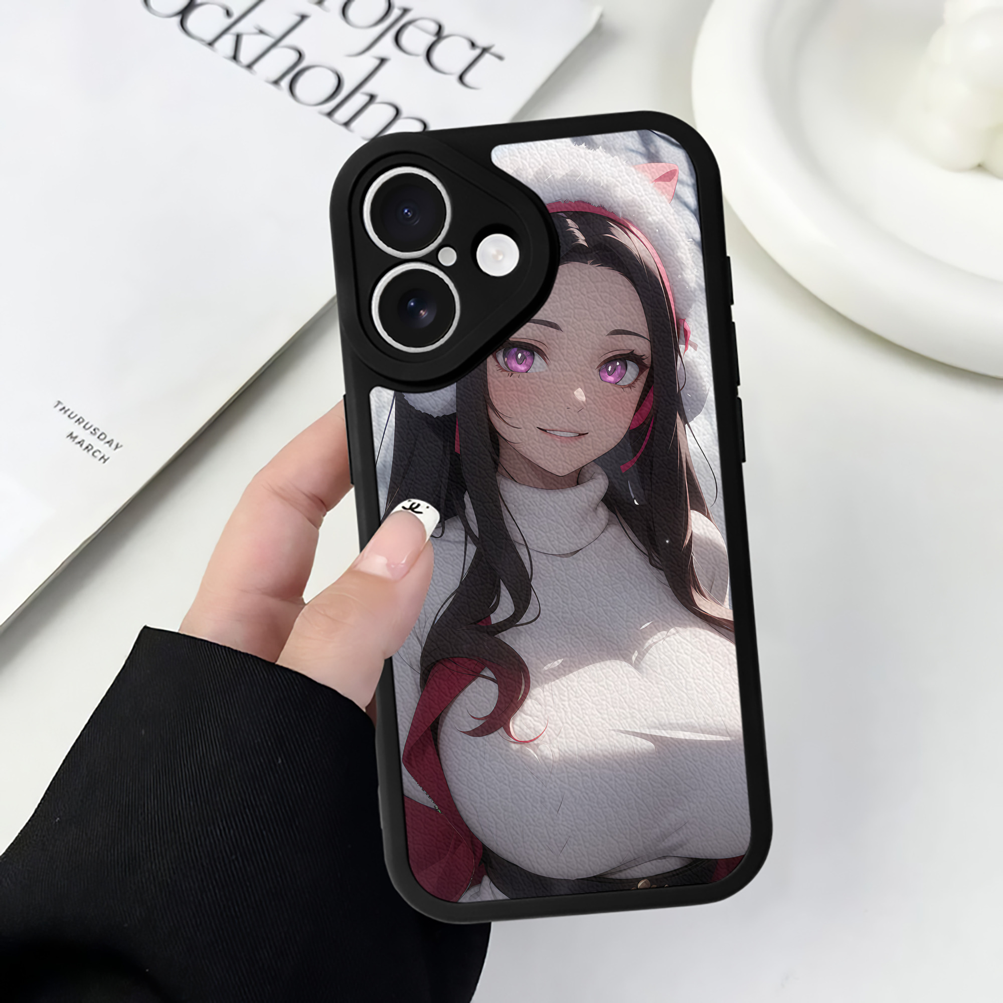 （画像用） 鬼滅の刃（きめつのやいば）竈門 禰󠄀豆子／かまど ねずこ Kamado Nezuko 【iPhone 16シリーズ対応】シリコンスマホケース（レザー調） 材質：シリコン